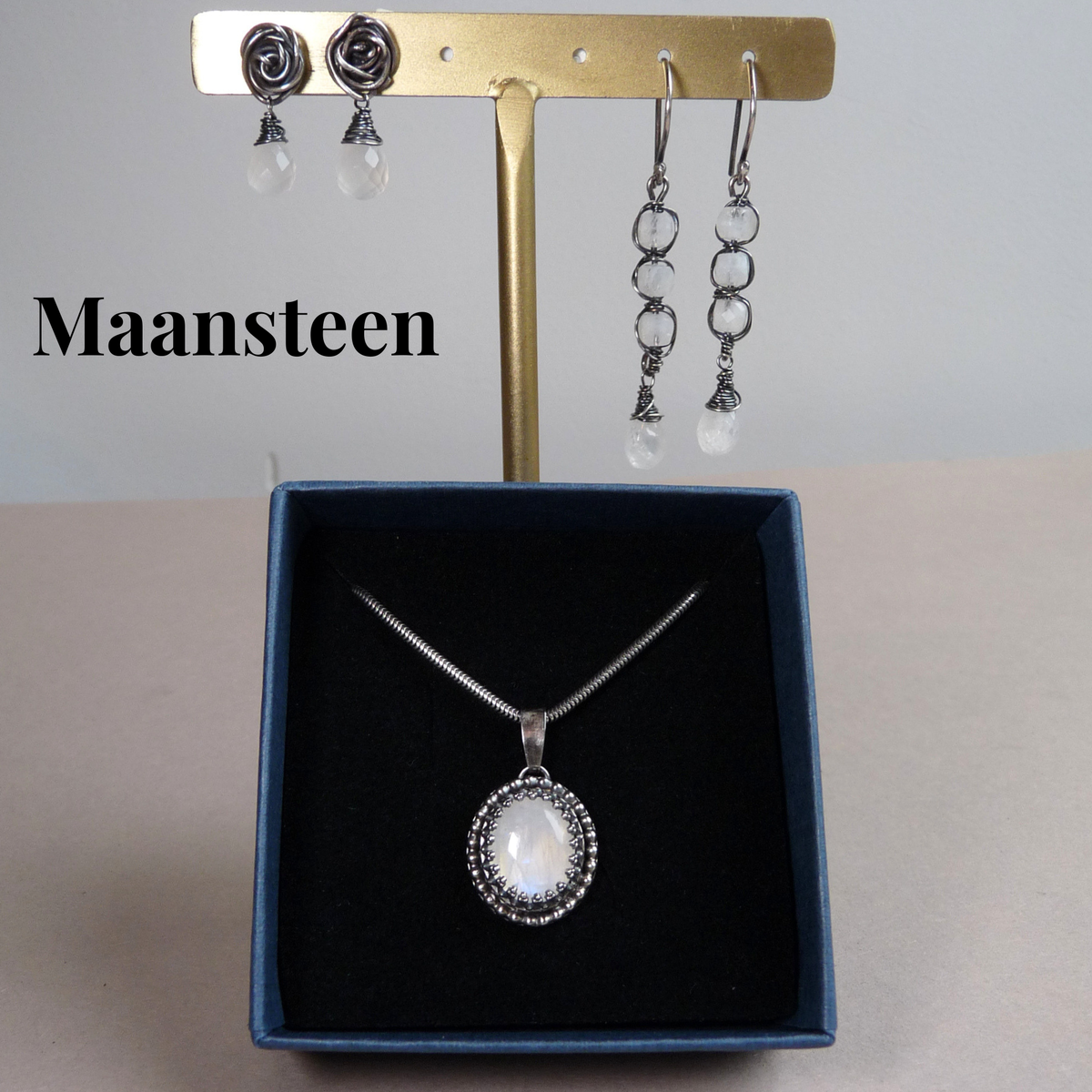 Zilveren ketting met Maansteen hanger