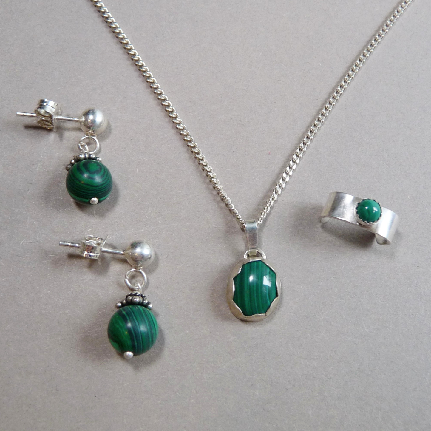 zilveren heren ketting malachiet met bijpassende oorbel en ear cuff