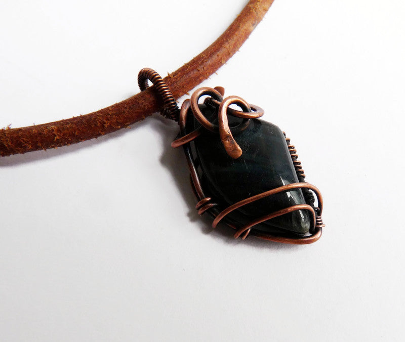 Leren herenketting met natuursteen hanger – handgemaakt met Psilomelaan