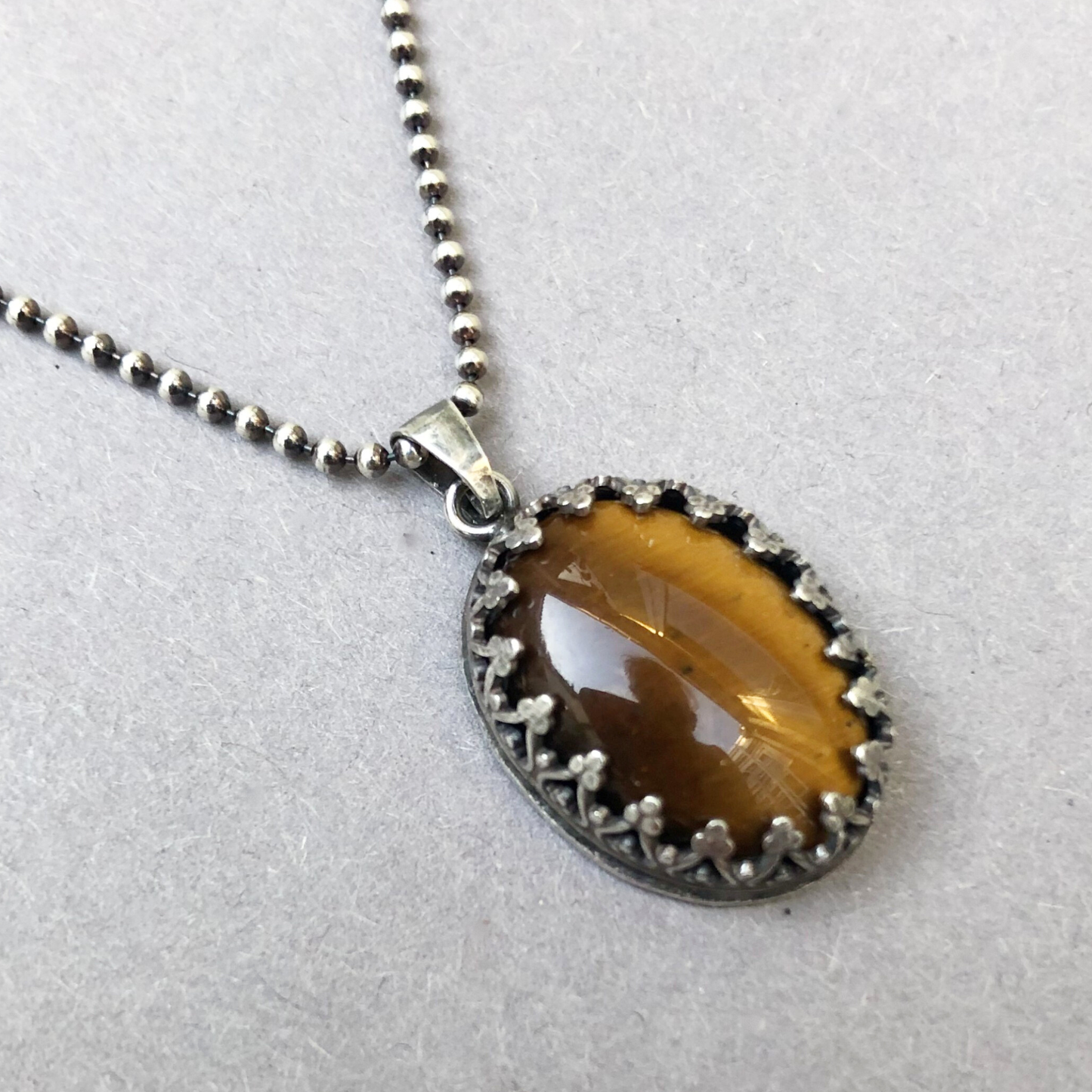 Silver men's necklace with Tiger's Eye pendant – cool and timeless