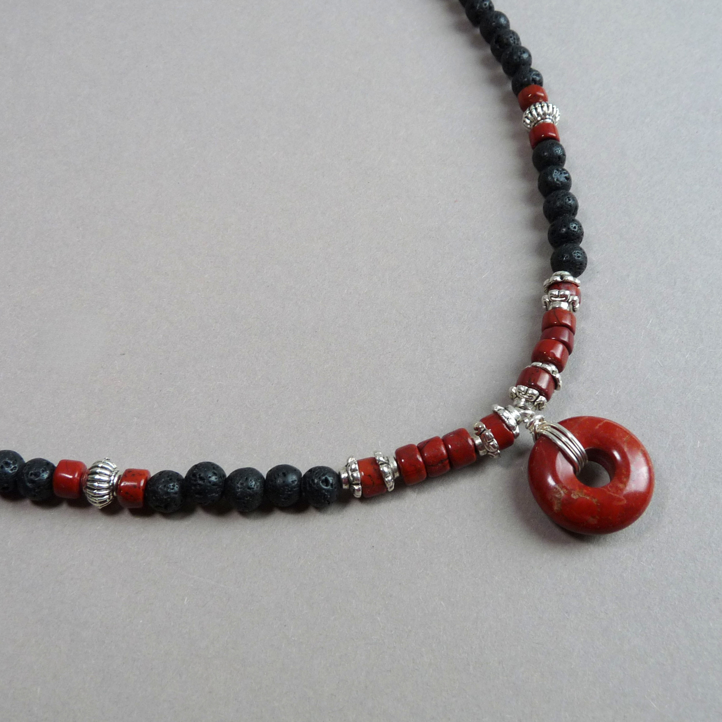 Herrenhalskette mit Naturstein – Roter Jaspis und Lava