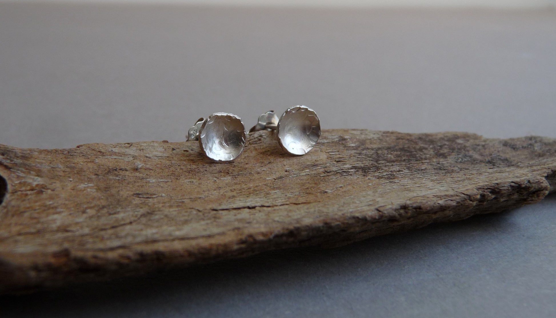 oorbel heren gehamerd hoogglans zilver