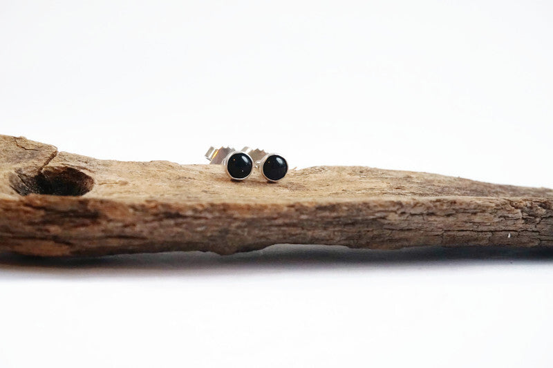 Zilveren knopjes oorbellen met Onyx – minimalistische zwarte oorbellen heren