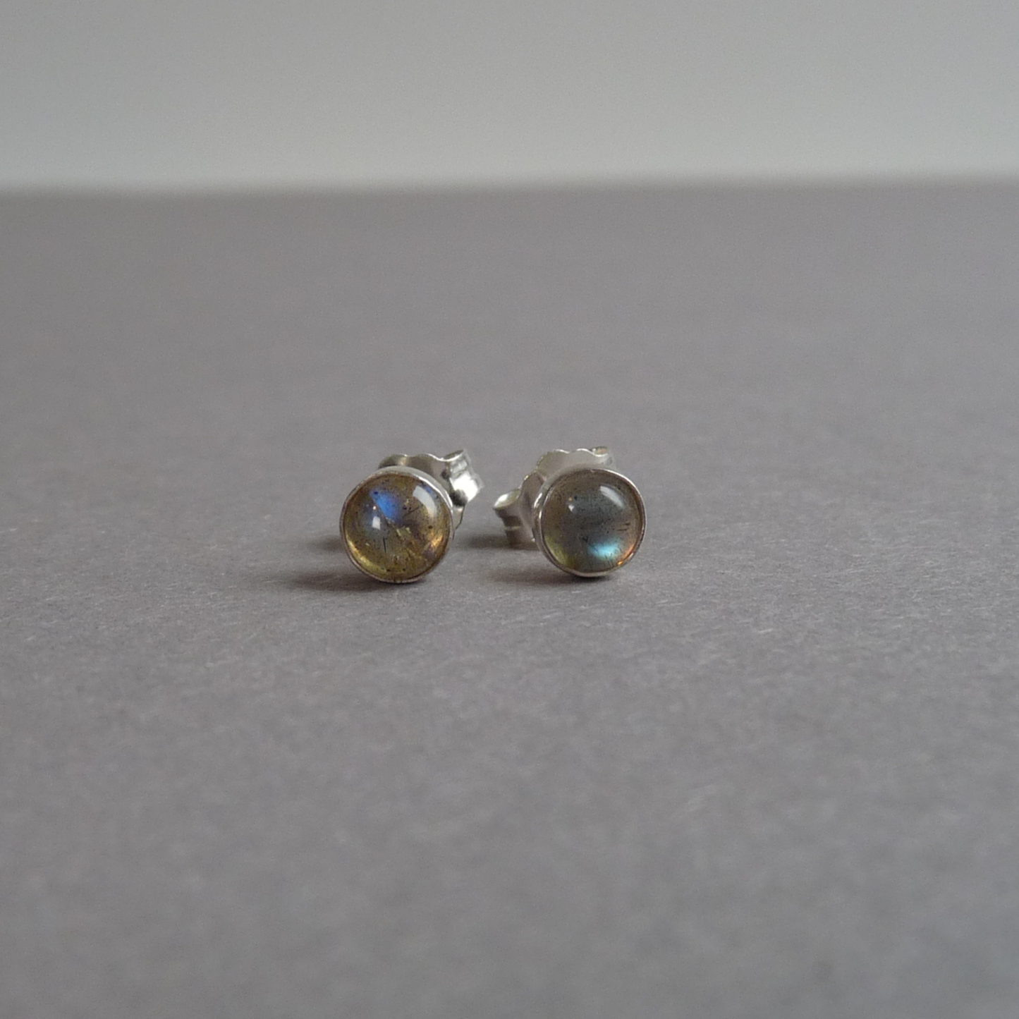 Kleine zilveren oorknopjes met Labradoriet