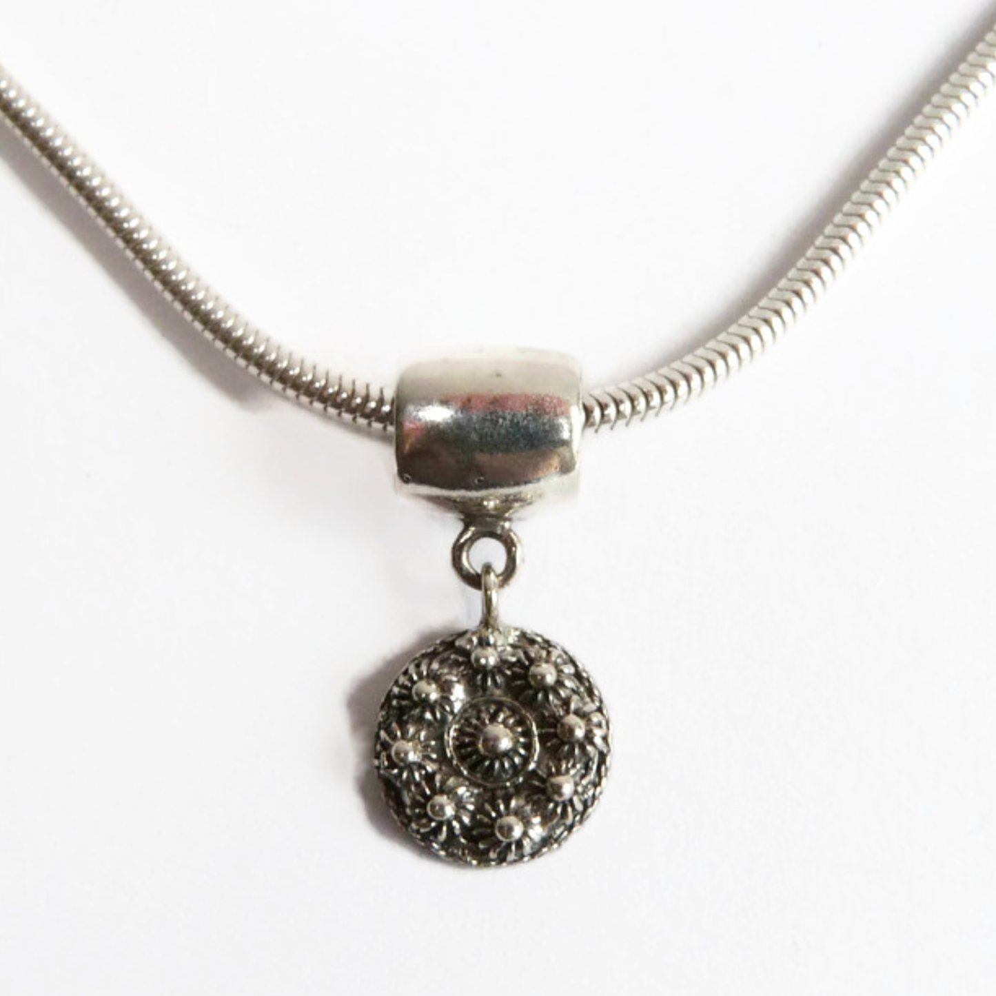 Silberner Pandora-Anhänger mit Goes-Knopf – traditioneller niederländischer Schmuck