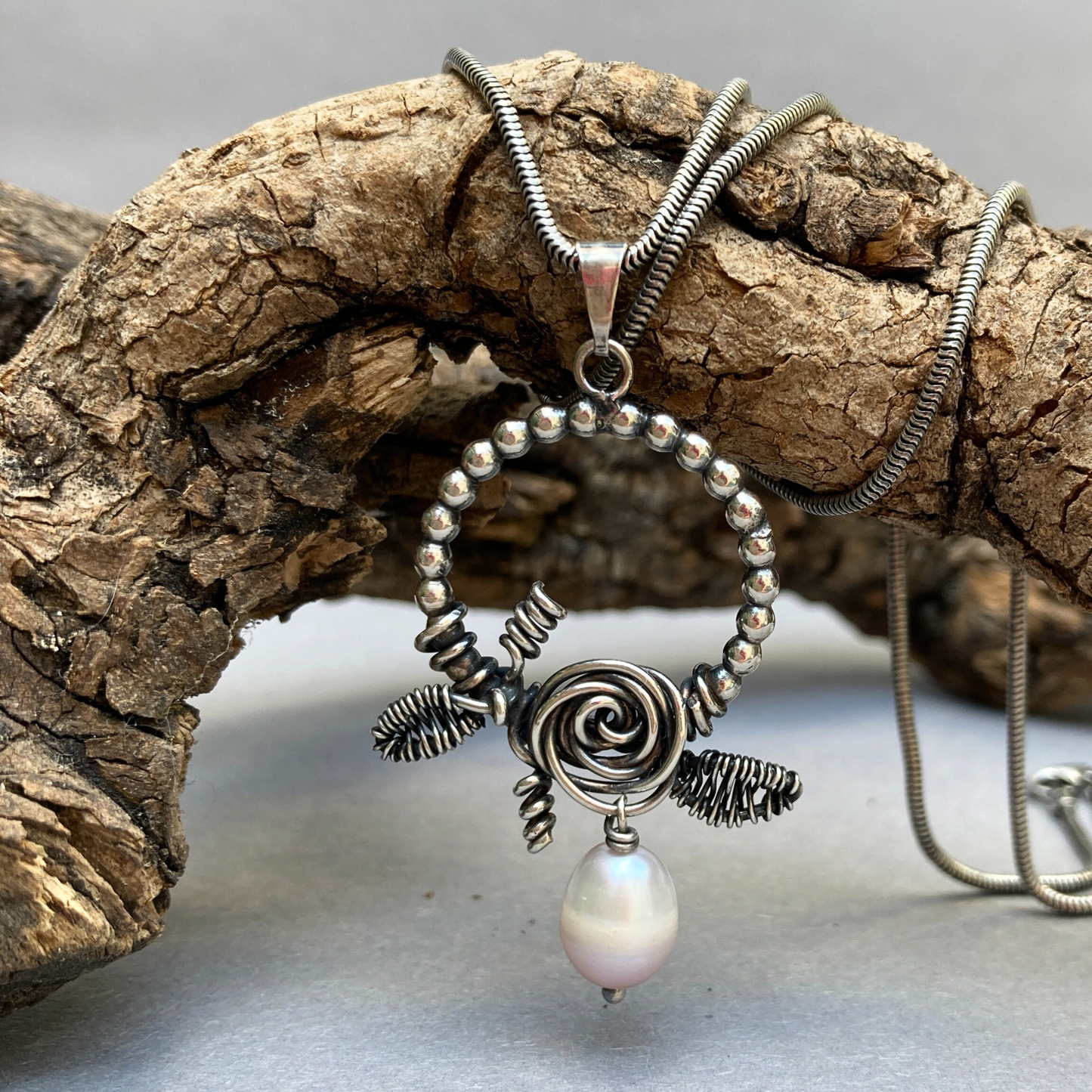 Zilveren ketting met roosje – handgemaakte parel ketting met edelstenen