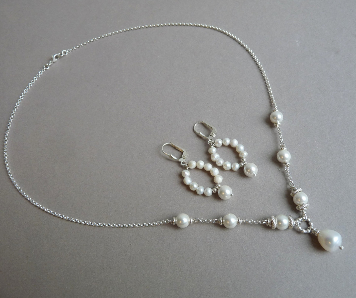 Bruids sieraden set met parels – bruidsketting en bruidsoorbellen in zilver