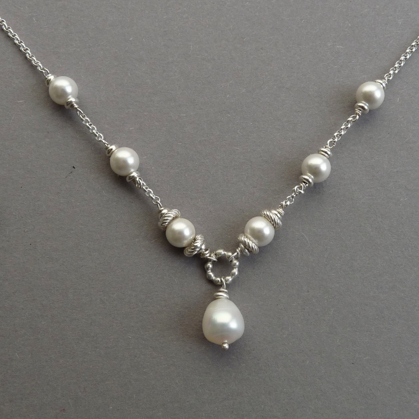 Bruids sieraden set met parels – bruidsketting en bruidsoorbellen in zilver