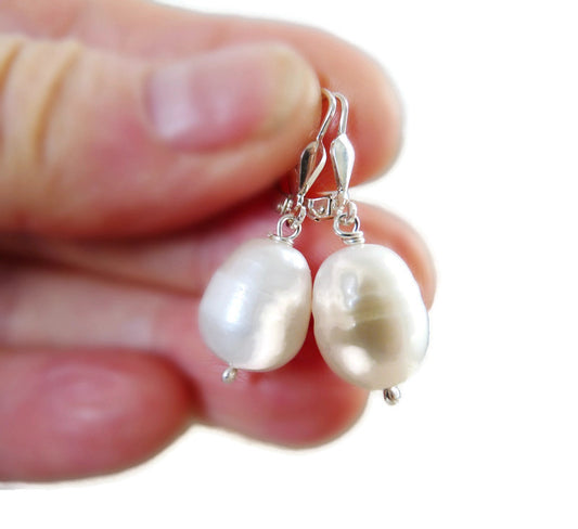 Zilveren oorbellen met zoetwater parel, handgemaakte oorbellen met parel