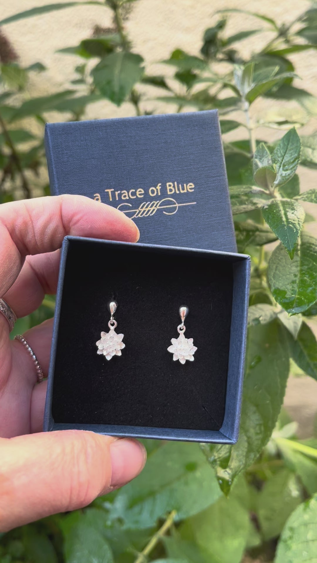 video opname van sieraden doosje met lotus bloem oorknopjes