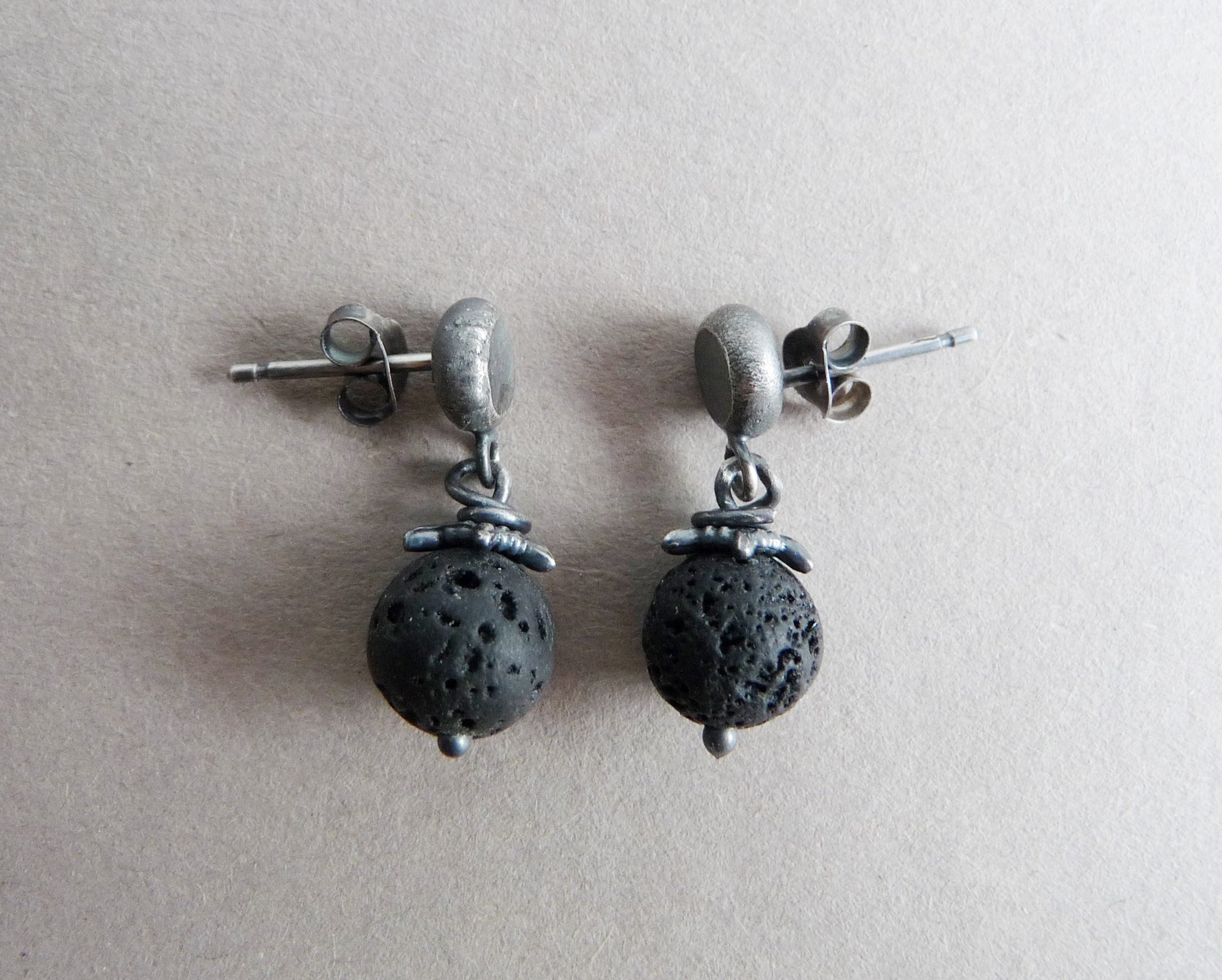 raw silver line heren oorbellen ruw zilver