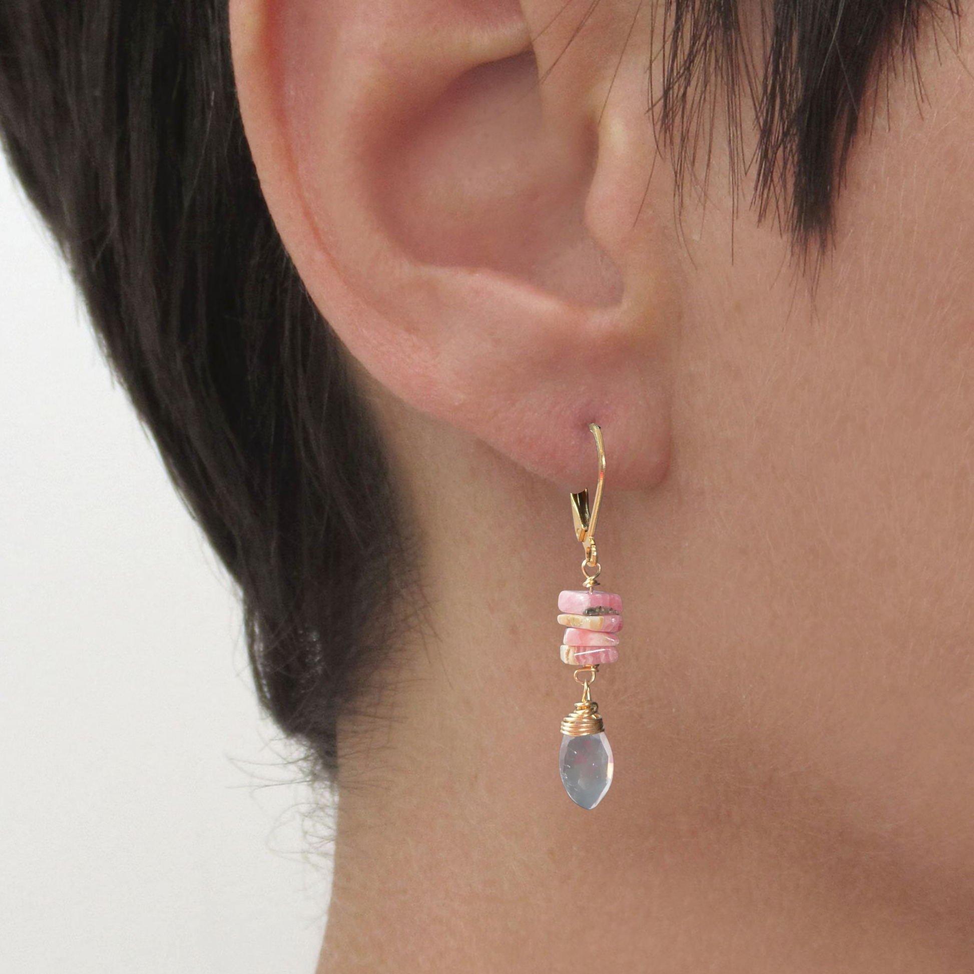 rozenkwarts-oorbellen-met-rhodochrosiet
