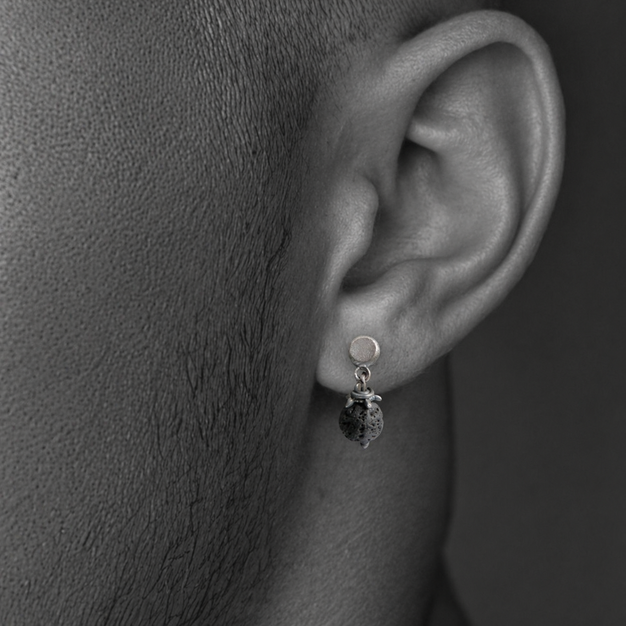 Coole Herrenohrringe – Ohrstecker aus rohem Silber mit Lava-Muster • Raw Silver Line