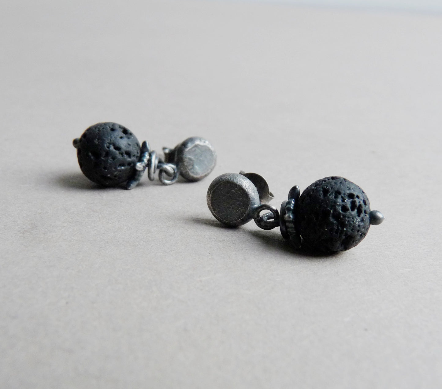 Stoere heren oorknopjes – ruw zilver studs met Lava • Raw Silver Line