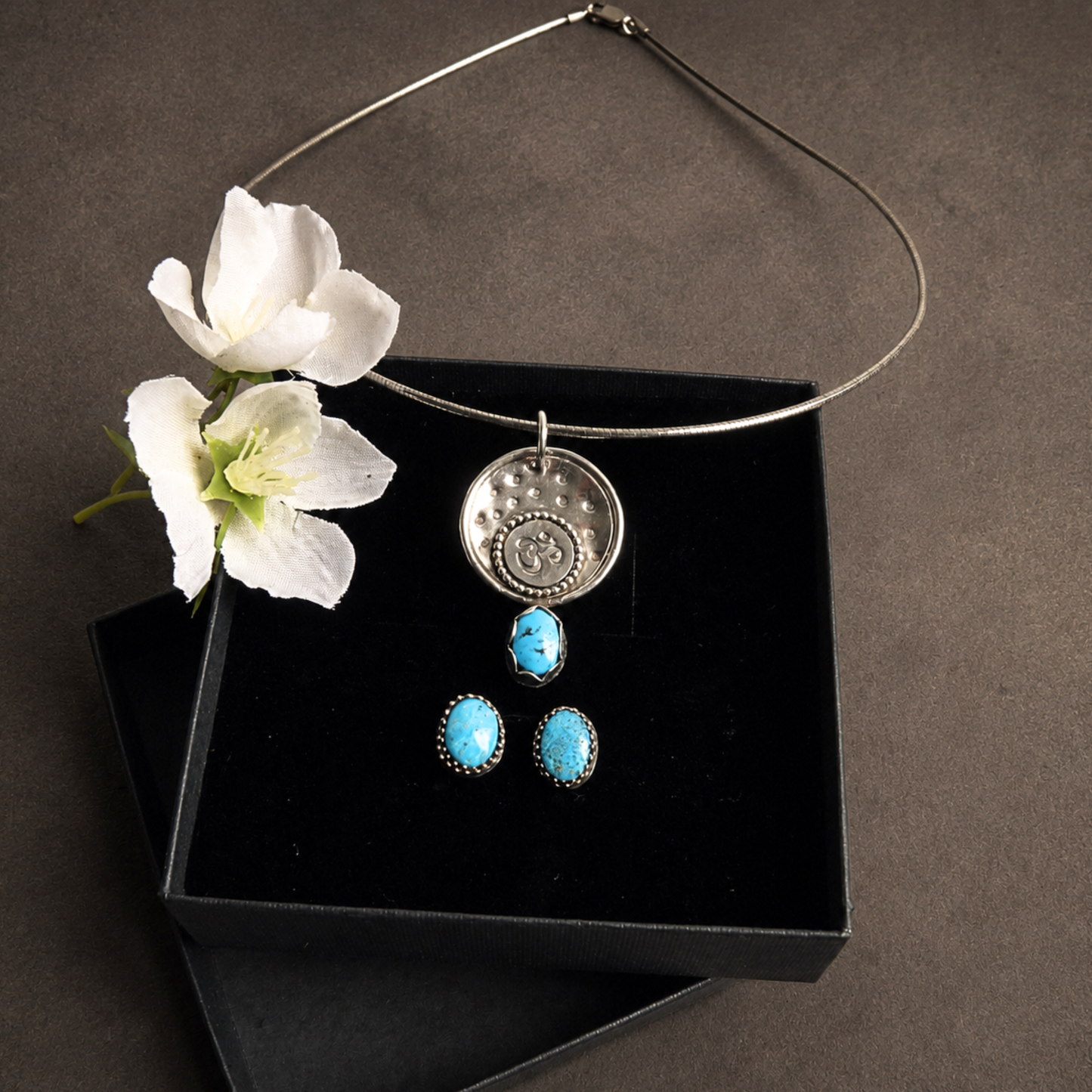 Zilveren ketting met turquoise hanger en Om-teken
