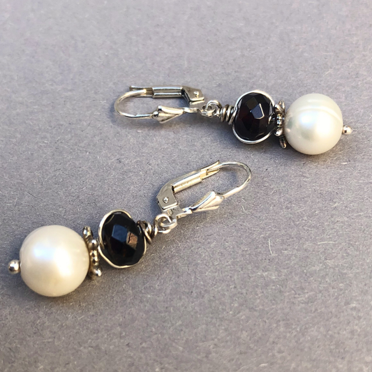 Jewelry from Enkhuizen: Silver Earrings with Garnet and Pearl