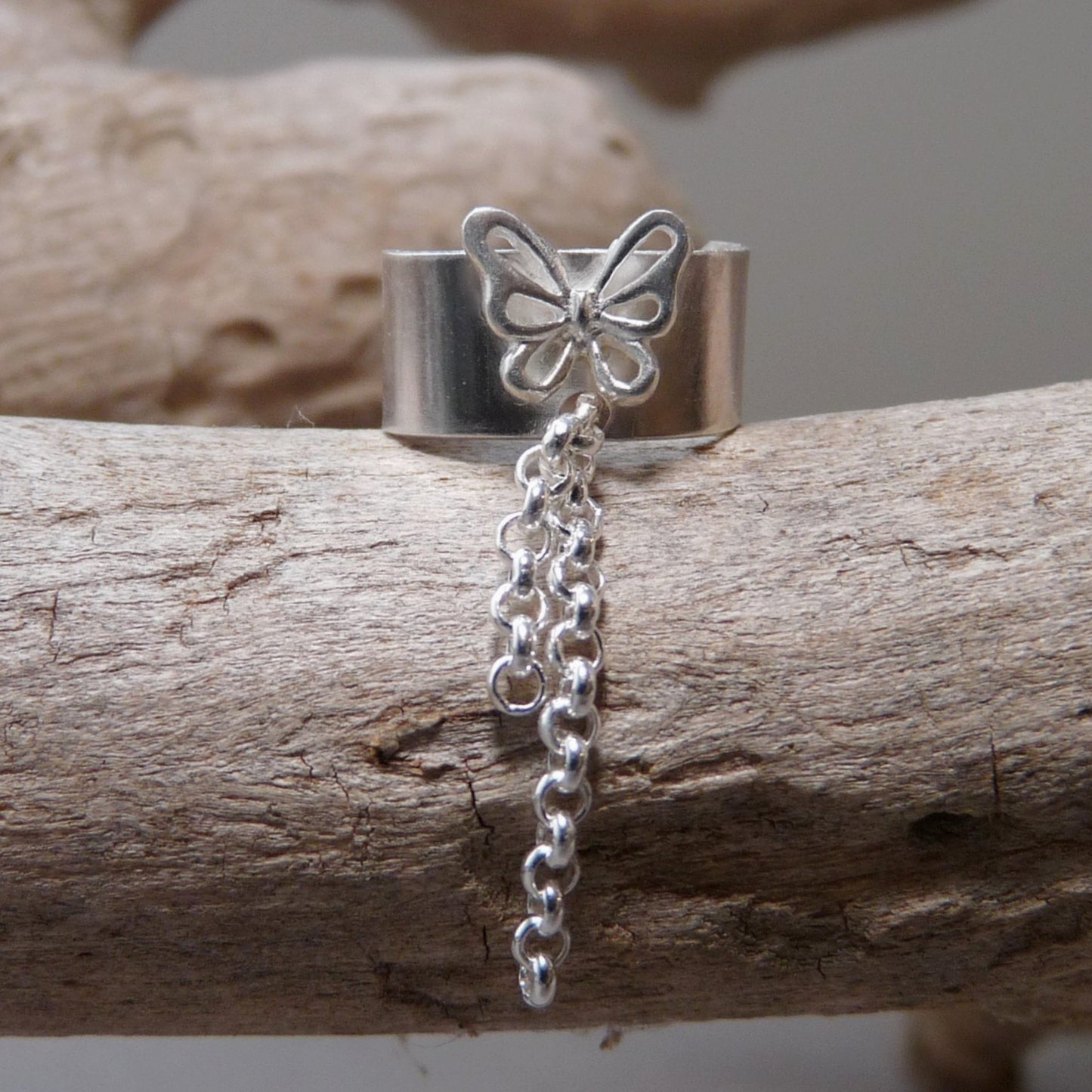 Zilveren ear cuff met vlinder en kettinkje – oor klem zonder gaatje