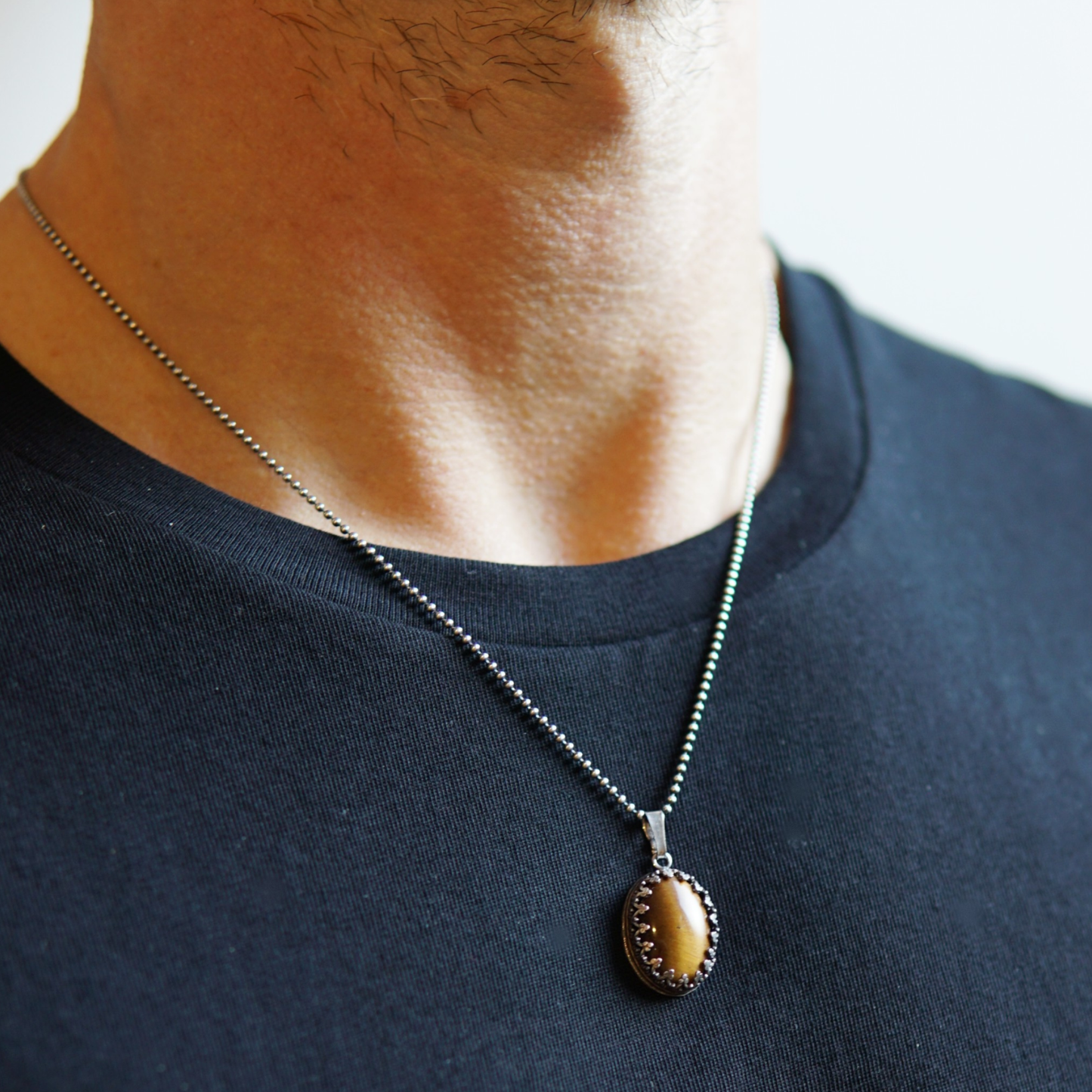 Silver men's necklace with Tiger's Eye pendant – cool and timeless