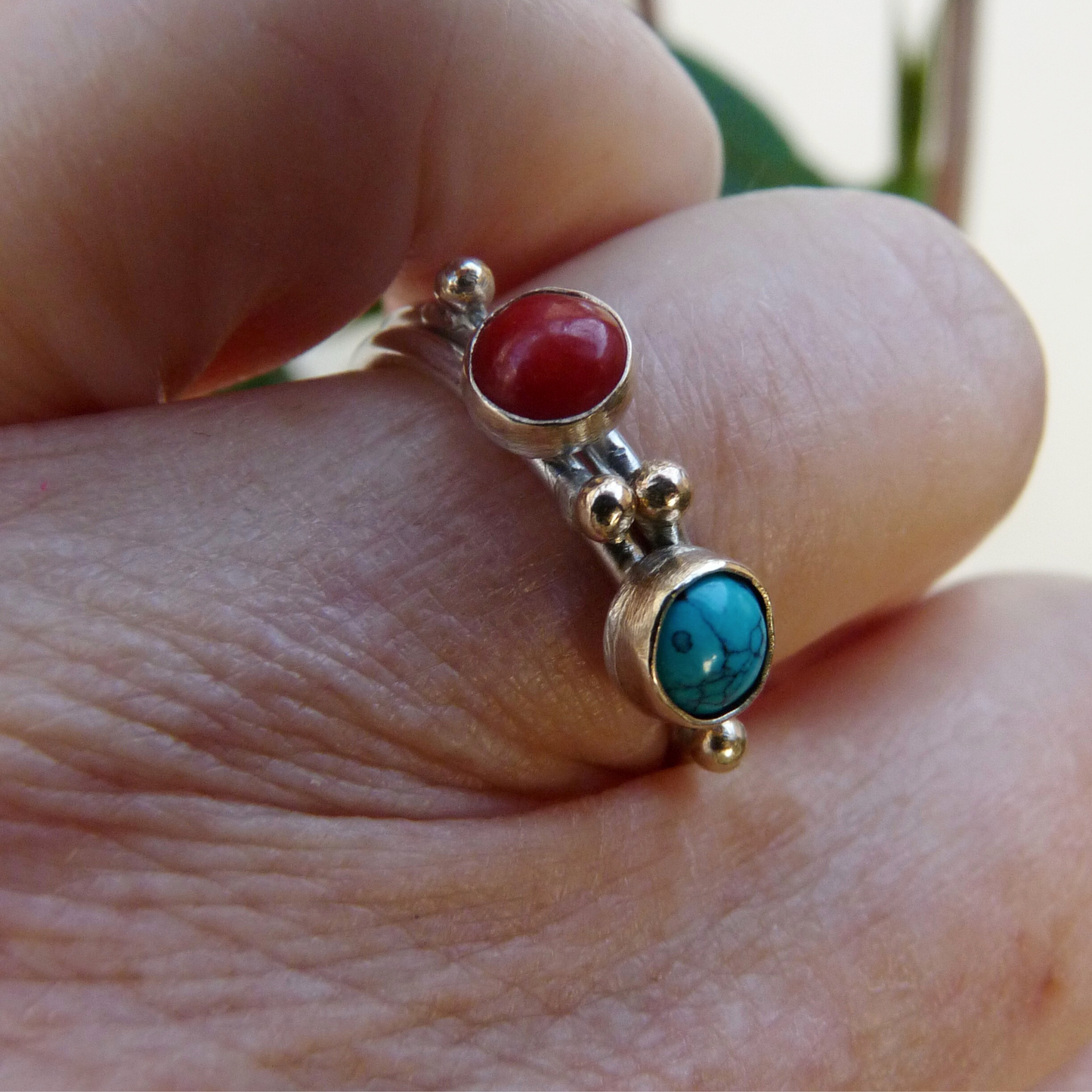 Gouden stapelringen set met koraal en turquoise – Handgemaakt | Zee en Koraal Set