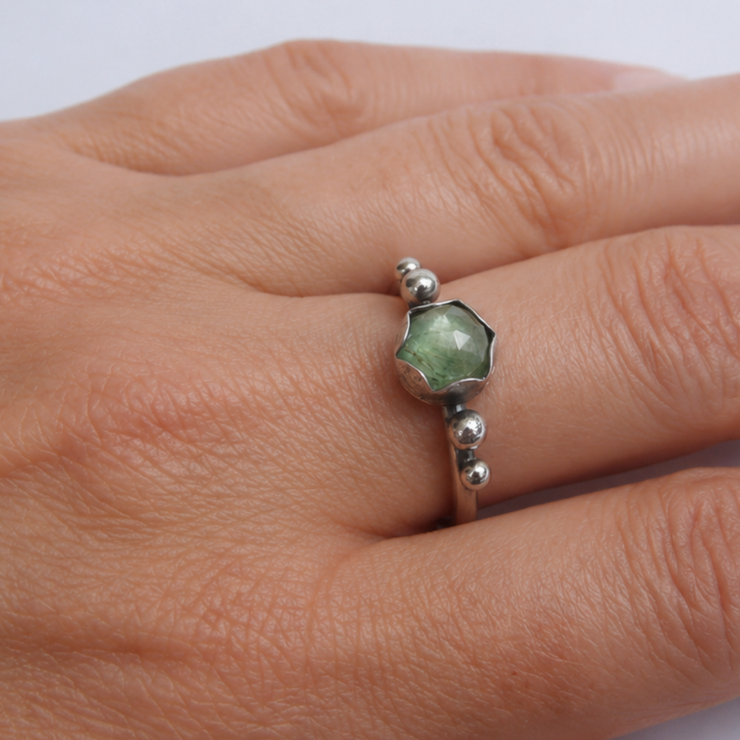 Handgemaakte zilveren ring met groene Kyaniet