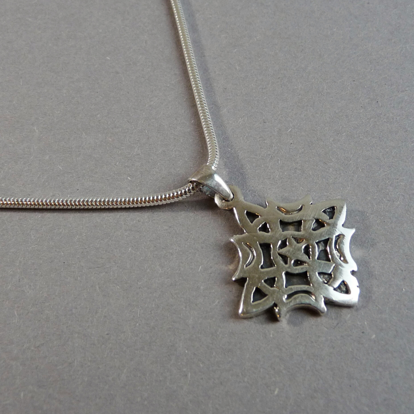 Zilveren heren ketting met Keltisch geïnspireerde hanger – handgemaakt statement