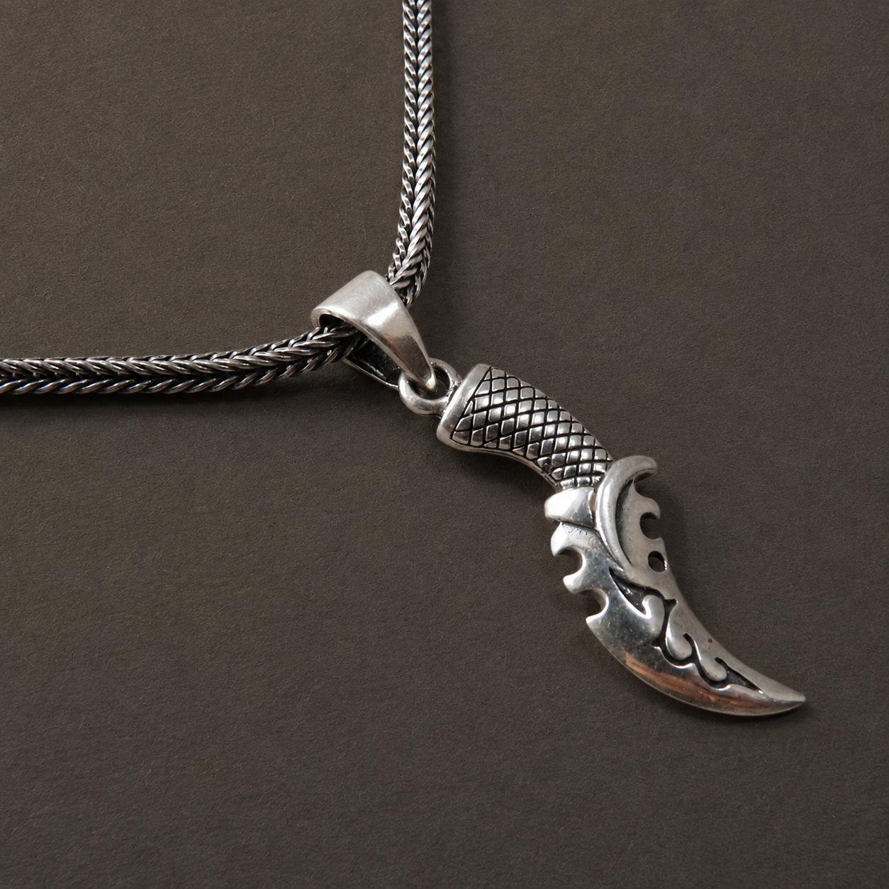 Stoere heren ketting in zilver met dolk hanger – 55 cm