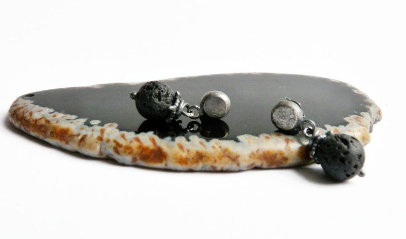 Stoere heren oorknopjes – ruw zilver studs met Lava • Raw Silver Line