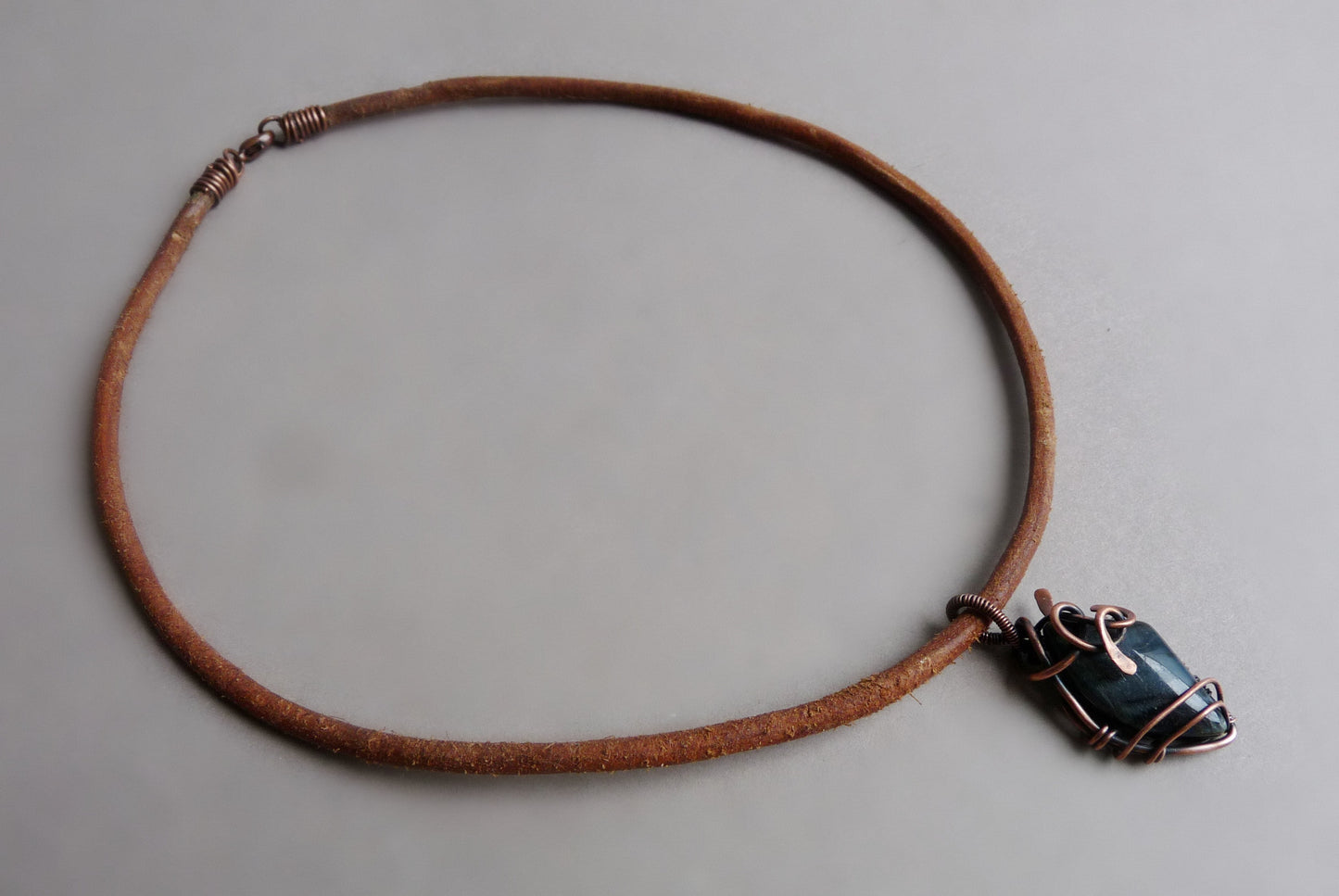 Leren herenketting met natuursteen hanger – handgemaakt met Psilomelaan