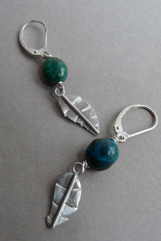 Zilveren heren oorbellen met Chrysocolla en handgevormd blad (per stuk)