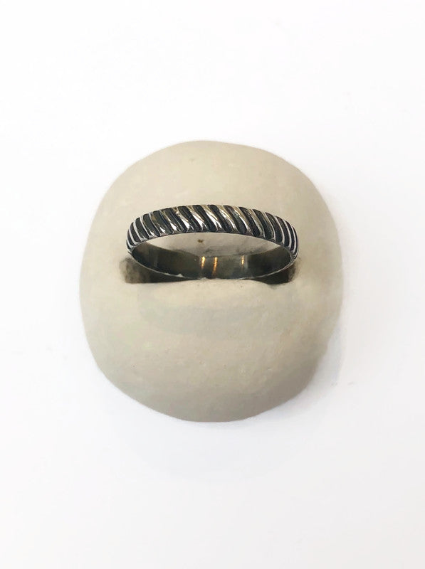 Silver men's ring with diagonal pattern