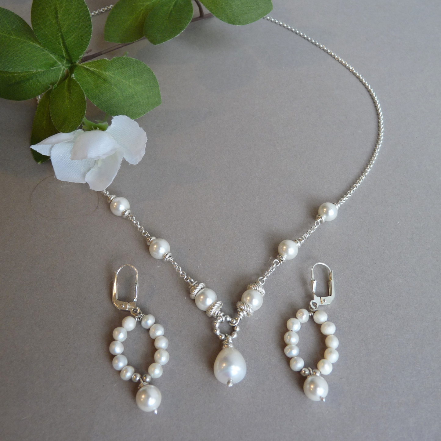 Bruids sieraden set met parels – bruidsketting en bruidsoorbellen in zilver