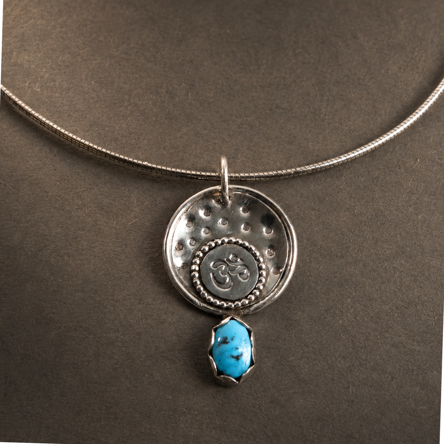 Zilveren ketting met turquoise hanger en Om-teken