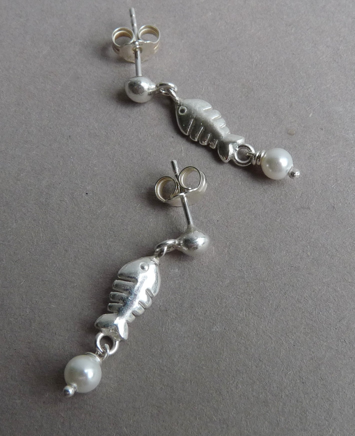 visjes-oorbellen-zilver-met-pareltje