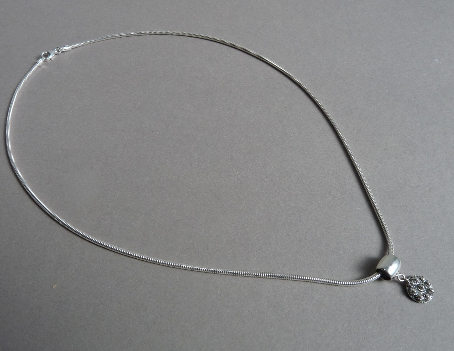 Silberner Pandora-Anhänger mit Goes-Knopf – traditioneller niederländischer Schmuck