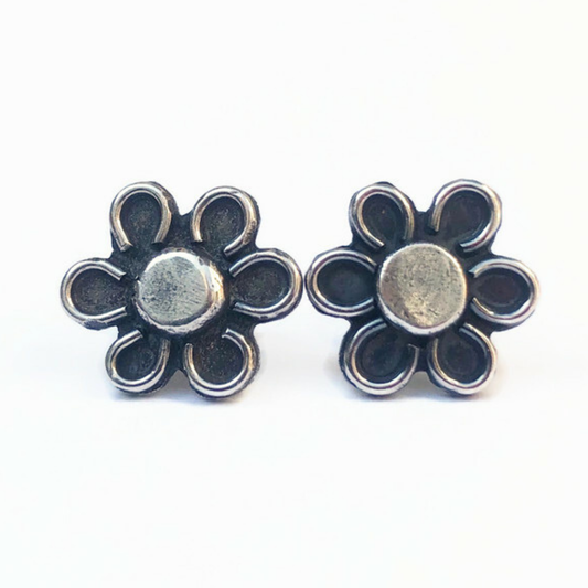 Zilveren bloem oorknopjes – handgemaakte oorstekers