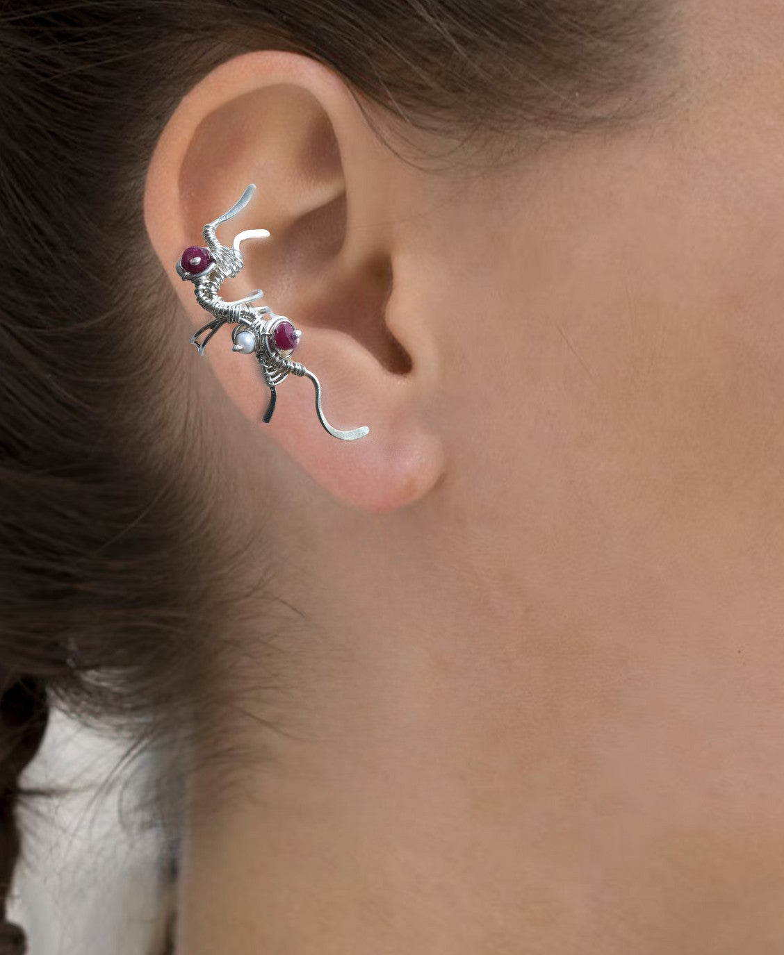 Handgemaakte zilveren bruids ear cuff met robijn en parel
