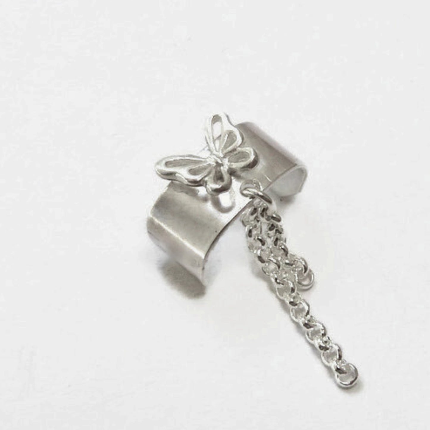 Zilveren ear cuff met vlinder en kettinkje – oor klem zonder gaatje