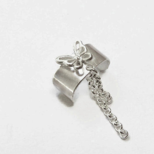 Zilveren ear cuff met vlinder en kettinkje – oor klem zonder gaatje