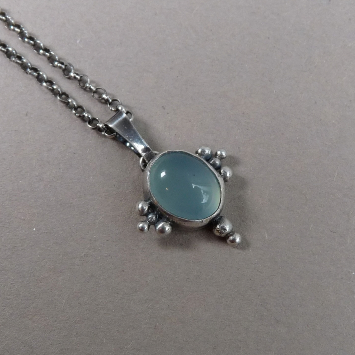 Zilveren hanger ketting voor dames met blauwe chalcedoon