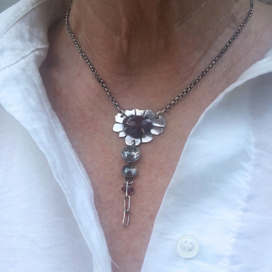 Zilveren hanger met Ropada granaat – handgemaakt sieraad