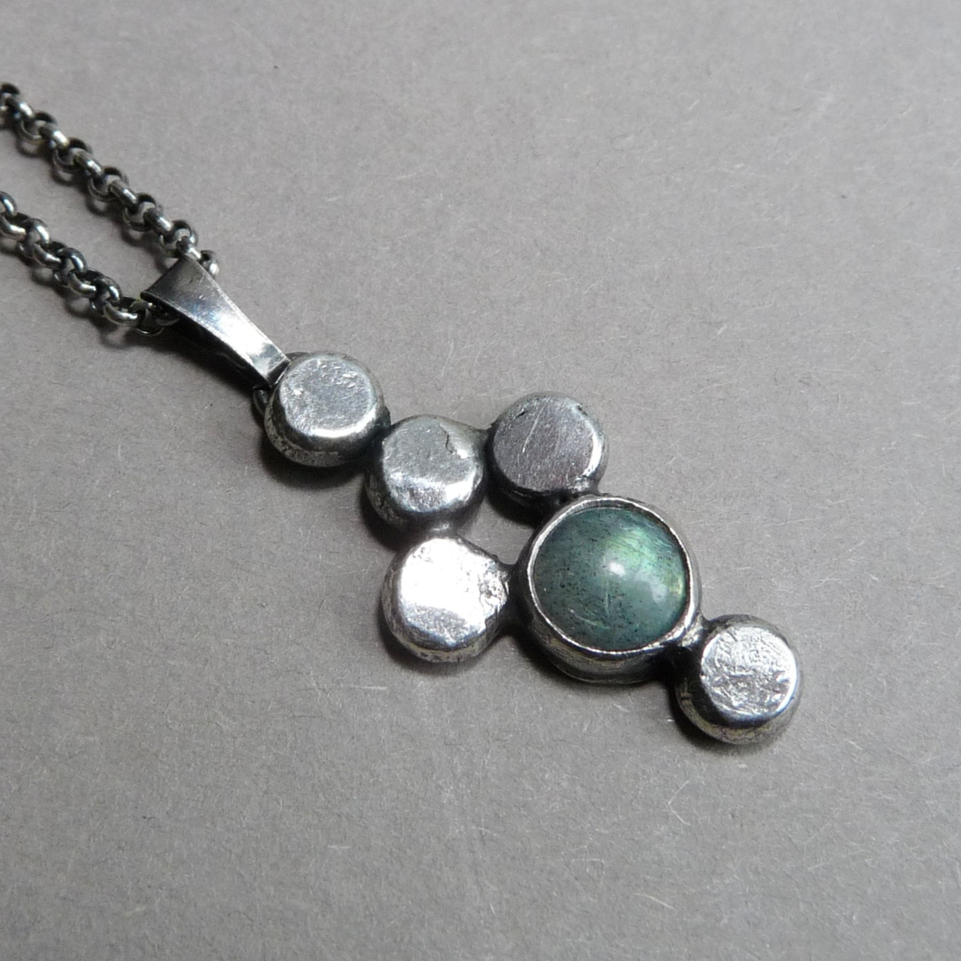 zilveren-hanger-met-labradoriet