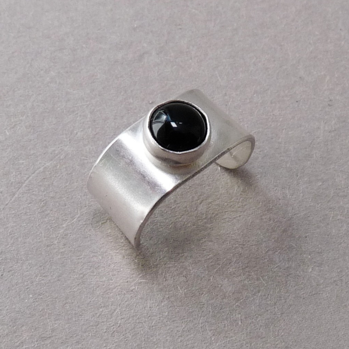 Zilveren heren ear cuff met Onyx – zonder gaatje