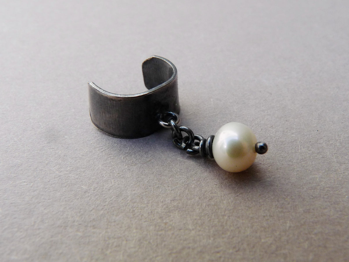 Zilveren heren ear cuff met hangende zoetwaterparel