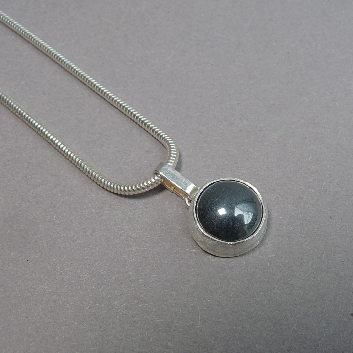 Zilveren heren ketting met Hematiet hanger – minimalistisch en handgemaakt