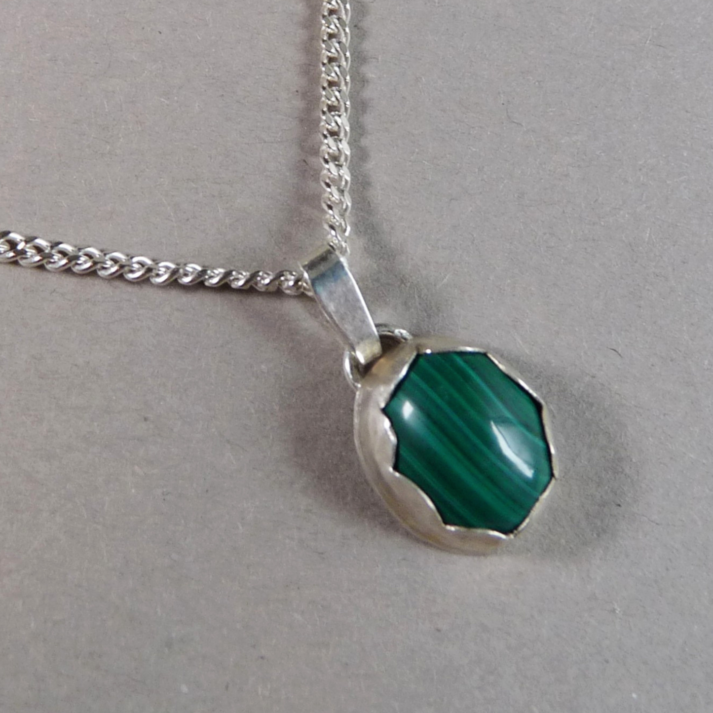 Zilveren heren ketting met Malachiet hanger – handgemaakt sieraad