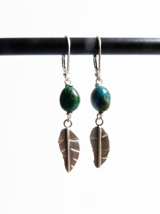 Zilveren heren oorbellen met Chrysocolla en handgevormd blad