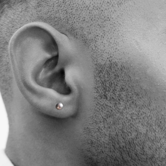 Zilveren heren oorknopjes – 4 mm handgemaakte stud – (per stuk) – minimalistische oorbel