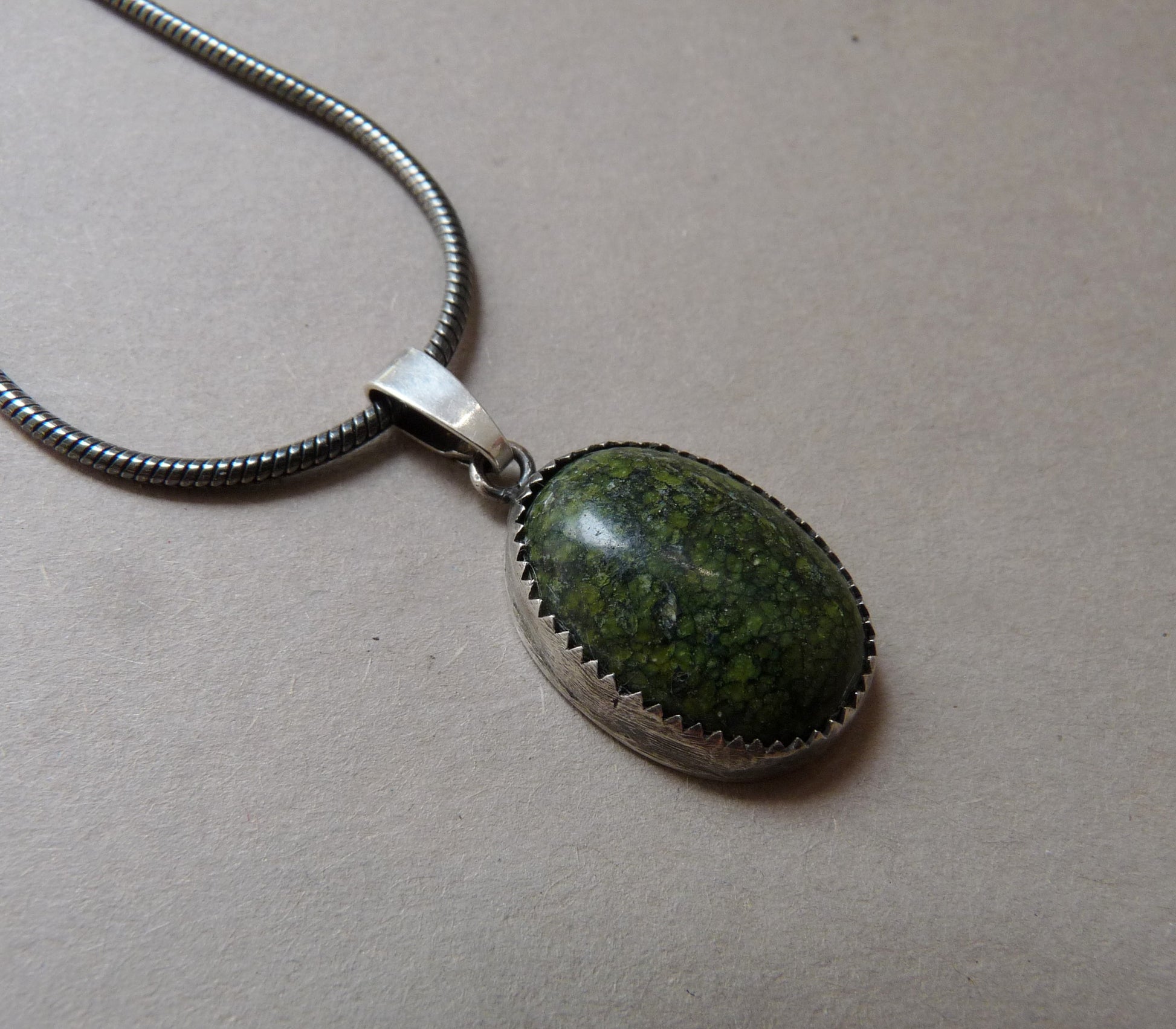 zilveren-herenketting-met-groene-edelsteen