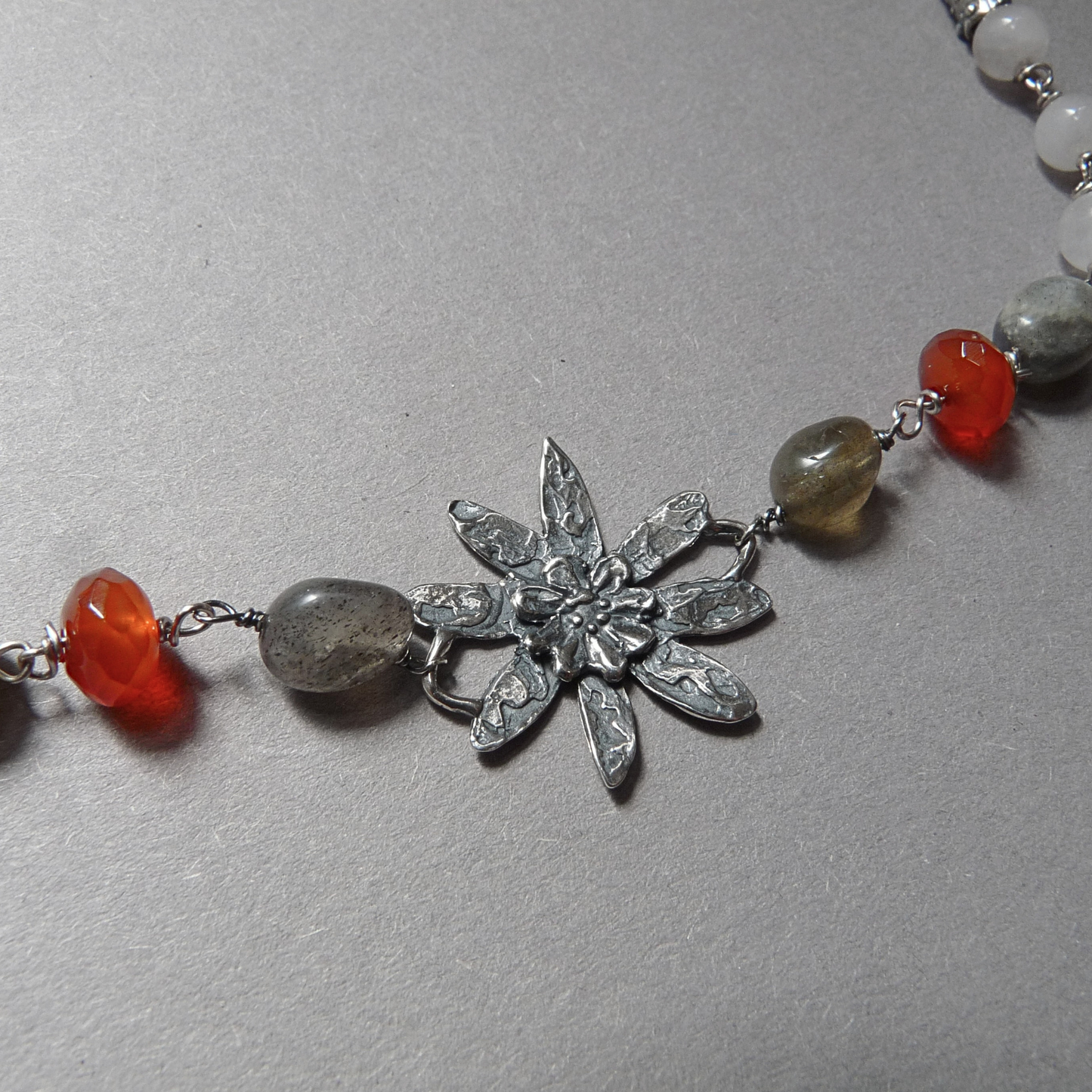 Handgemaakte zilveren edelsteen ketting met bloemen
