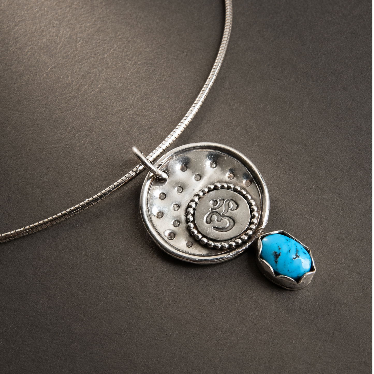Zilveren ketting met turquoise hanger en Om-teken